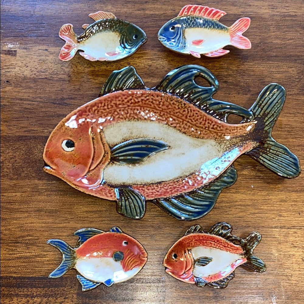 Pier 1 Imports Fish dish with 4 little fish, hand painted.
